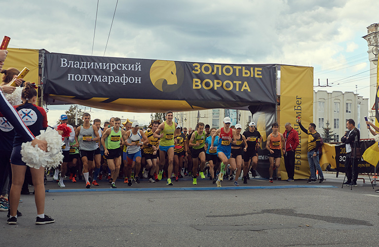 Бегущие рок-н-рольщики и герои комиксов: участники полумарафона «Золотые ворота 2020»