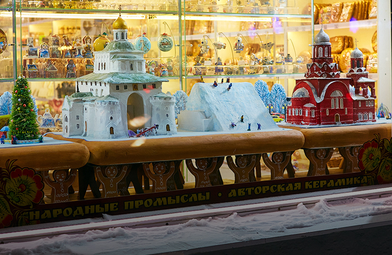 С огоньком! Обзор по-новогоднему украшенных владимирских витрин