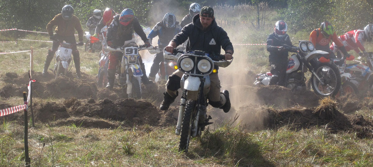 100 мотоциклистов приехали в Мстеру ради гонок по ночному лесу