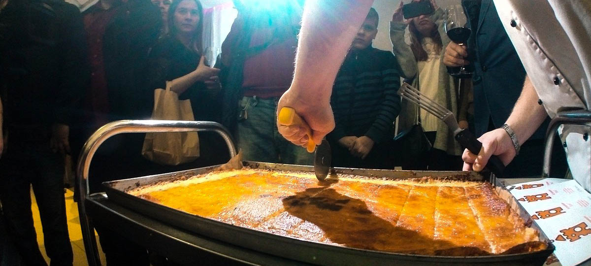 Джон Кописки поучаствовал в создании самого большого сырного печенья в мире