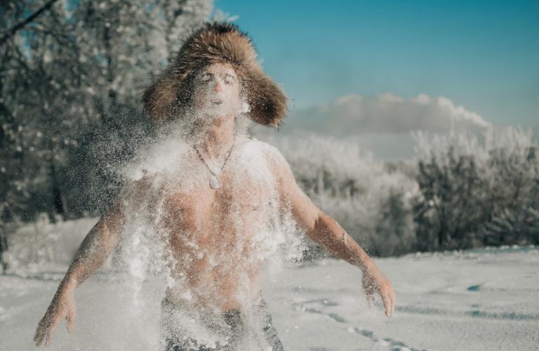 Закаленные, как сталь! 5 полуобнаженных мужчин, игнорирующих холод