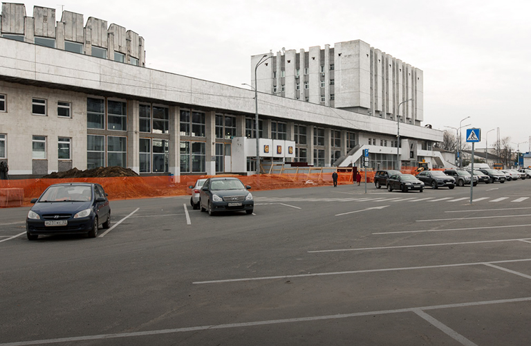 Сменят интерьер, установят эскалаторы и лифты: ж/д вокзал закроют на реконструкцию