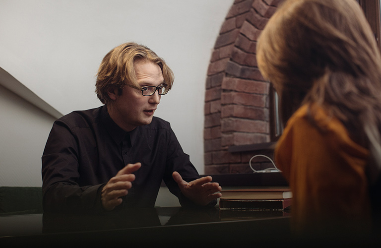 Музыкант, который делает тяжелую адаптацию фольклорных мотивов