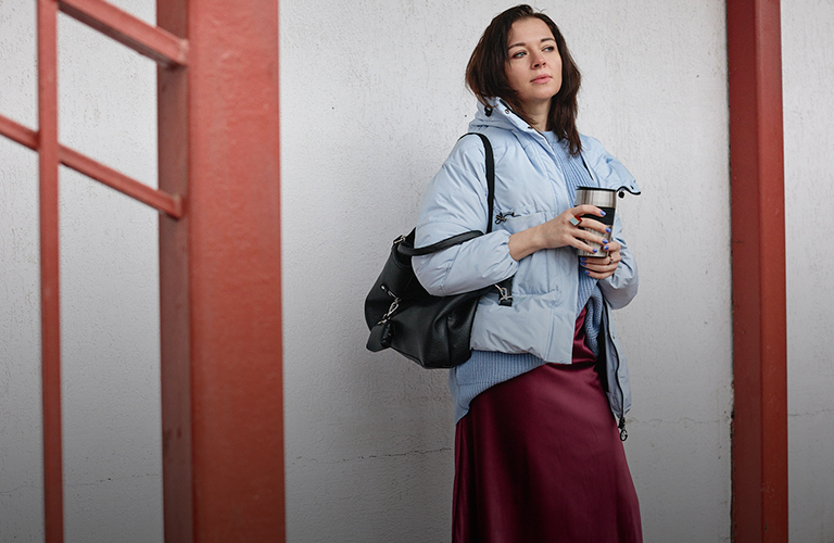 Стиль уставшей женщины. Разбор тренда «месси герл» на примере трех капсульных образов