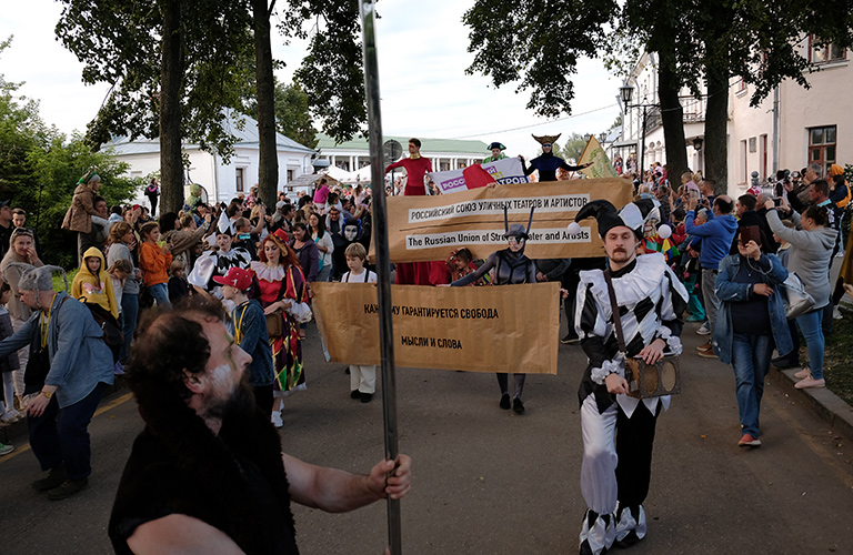 Суздаль превратился в маленькую Венецию. Репортаж с фестиваля уличных театров