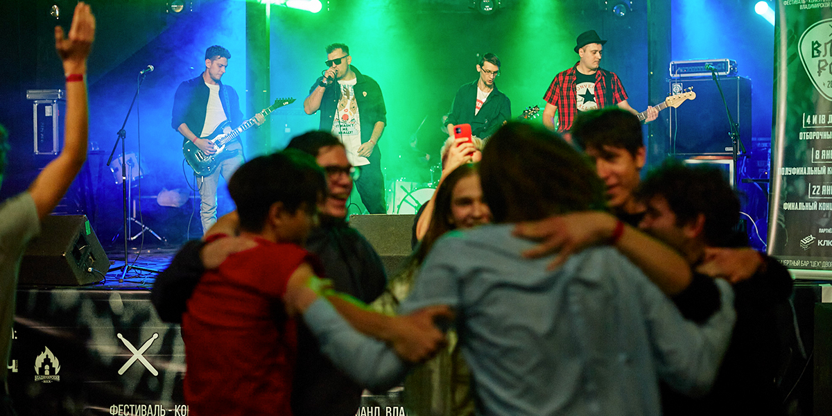 Движуху навести охота: 10 групп и стейдждайвинг на конкурсе-фестивале «ВладРок’2022»