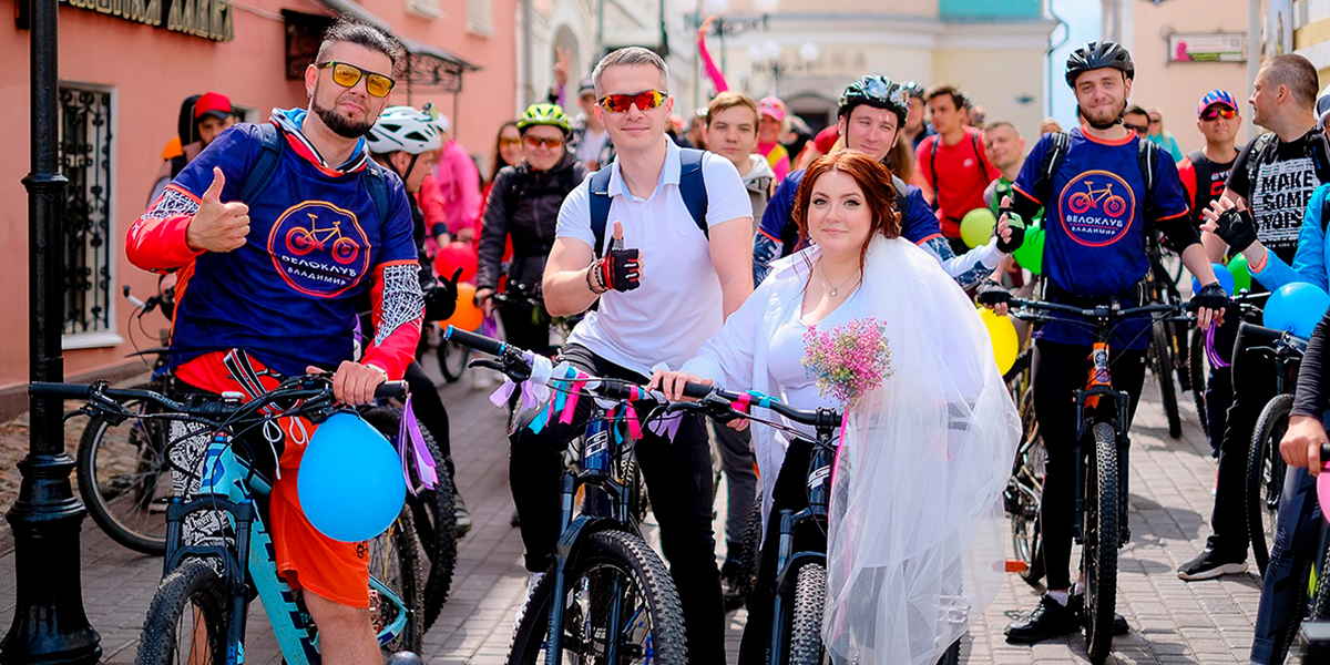 С девичником в промзоне и сердцем из железных коней: пара из Владимира устроила креативную велосвадьбу