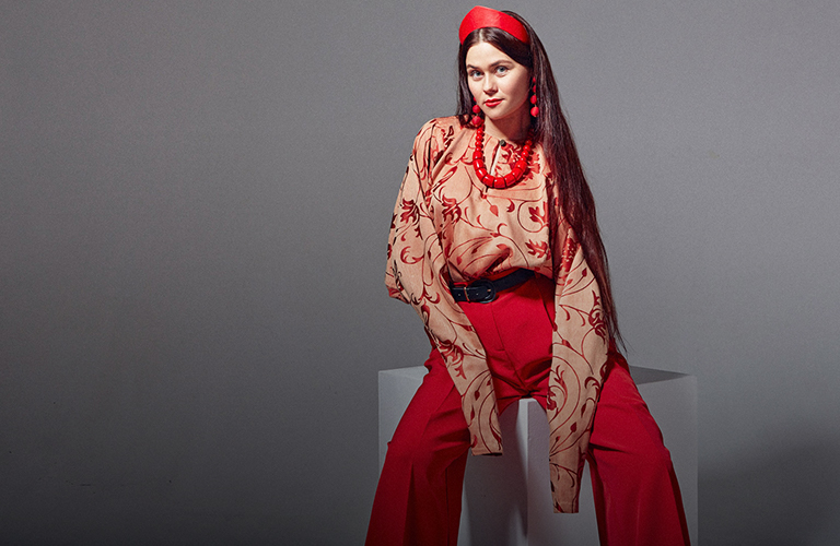 Мода со спущенными рукавами, или Современный этностиль Таис Карелиной