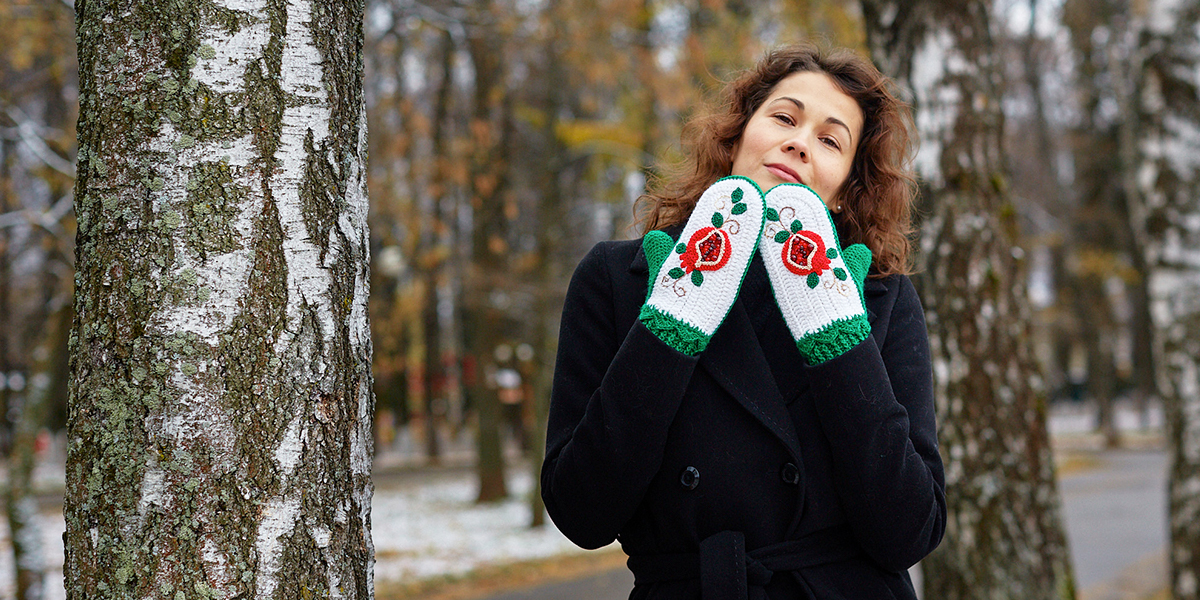 Мать варежек, создающая теплые изделия для ярких эмоций