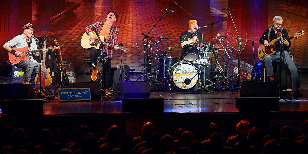 Зрители — попутчики, сцена как вокзал. Группа «Чайф» отыграла во Владимире «Внеплановый концерт»