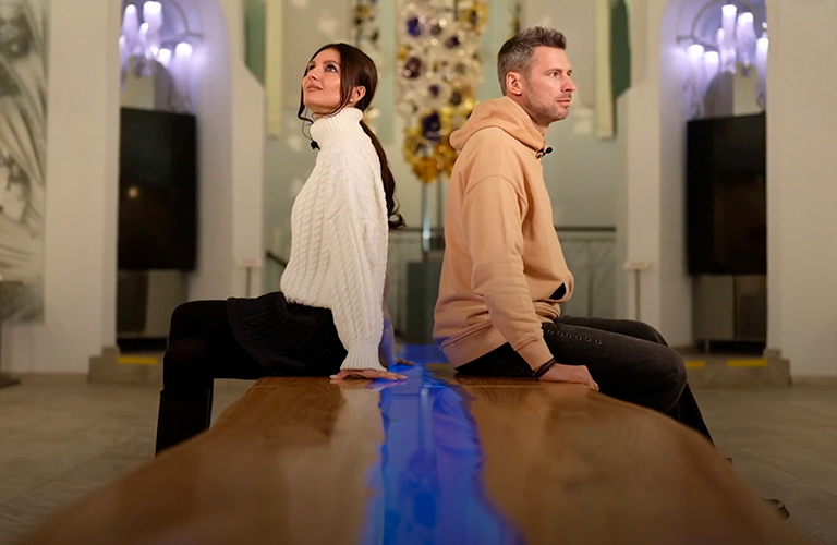 Бокалы из уранового стекла и футбол в надувной сфере. Чем Владимир удивил ведущих шоу «Поехали!»