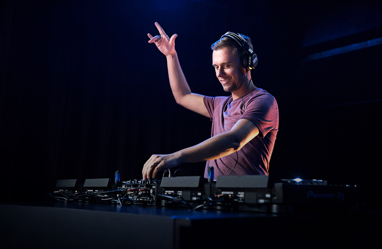 Танцевальный трек музыканта из Судогды попал в топ итогового микса года от диджея Armin van Buuren