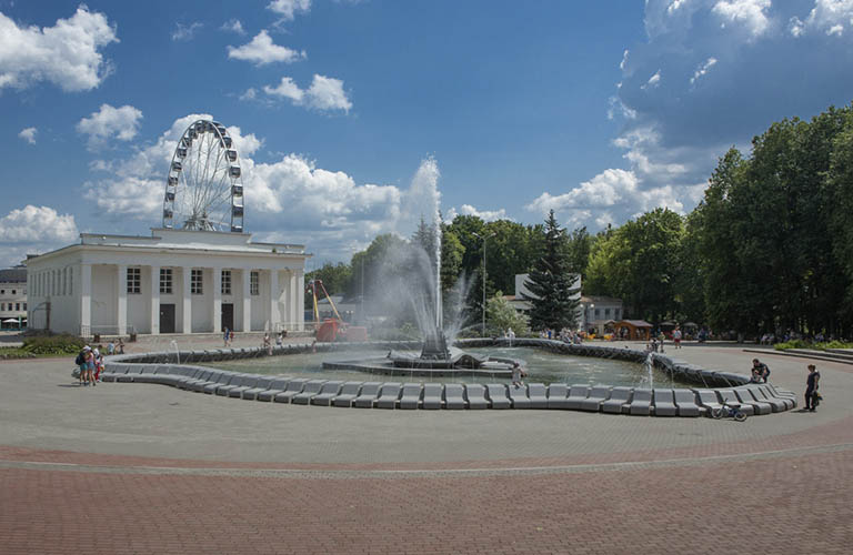 Батуты и лошади на стопе, но аттракционам и сладкой вате в парках быть