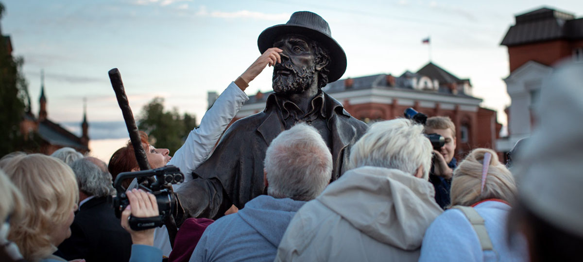 Актриса Евгения Симонова “обиделась” на новый владимирский памятник