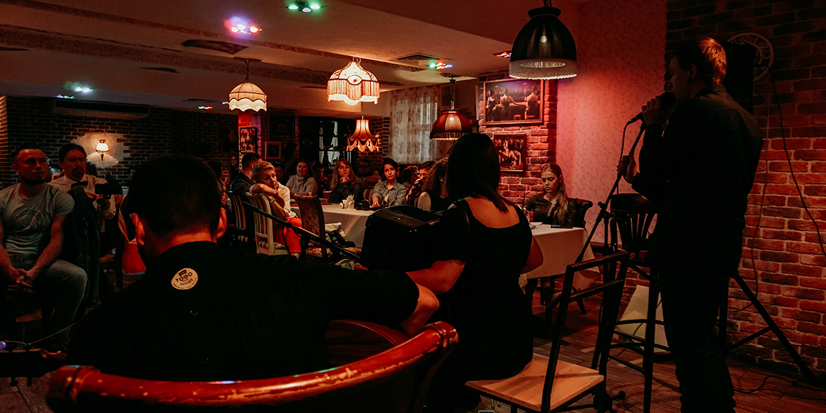 Без цензуры: поэты вернулись в город новыми строчками, перфомансами и подкастами