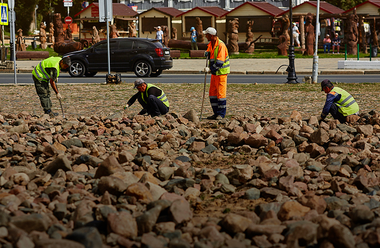 Камни преткновения: в Суздале демонтируют булыжную мостовую