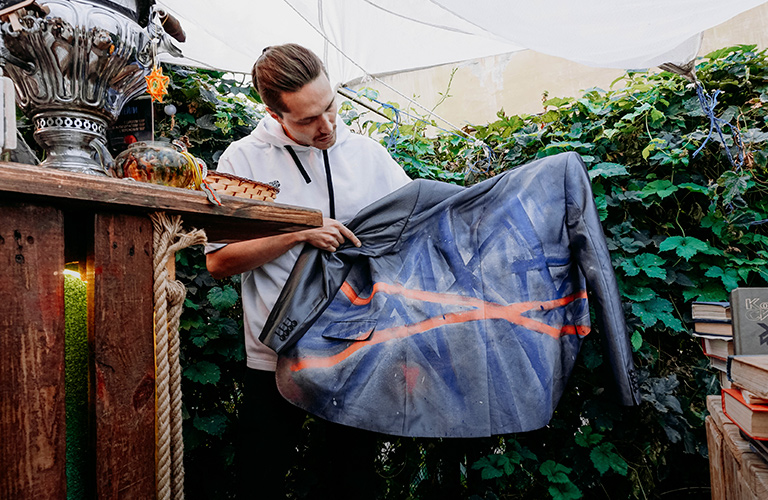 Интровертная каллиграфия на старых плащах от художника, пачкающего чужую одежду