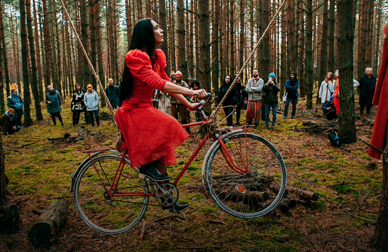 Переезд вместе с домом и «уличный» сезон «Сельского театра» в Фомихе