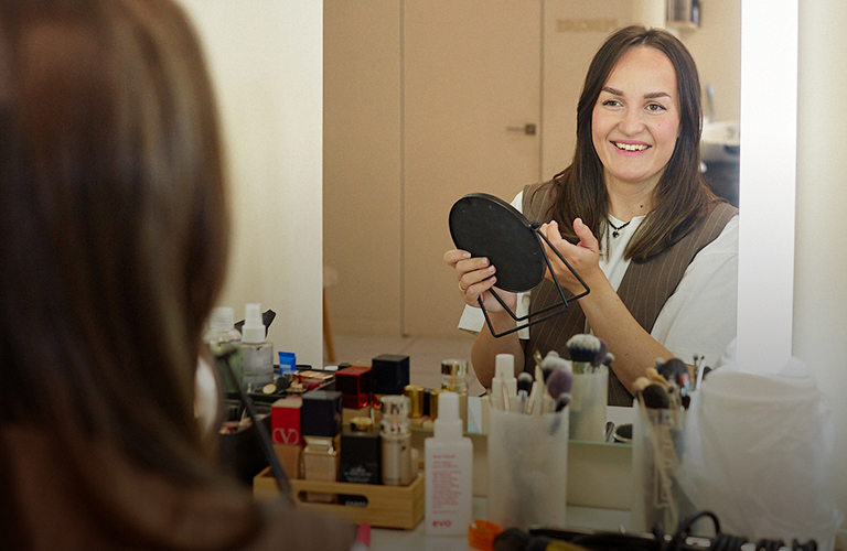 Ни капли «тяжелого люкса»! Универсальные лайфхаки от профессионального визажиста