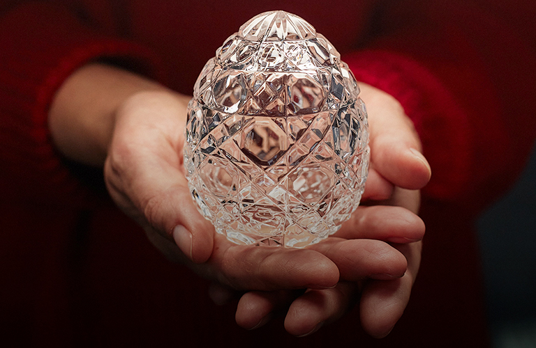 Яйца, курочки и петушки: хрустальные пасхальные сувениры из города стеклодувов