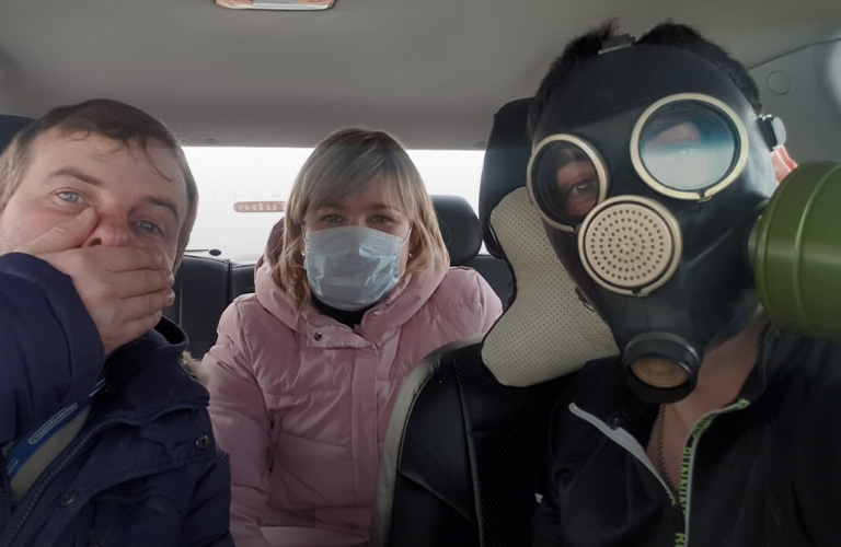Владимирский селфи-таксист в противогазе на страже здоровья горожан