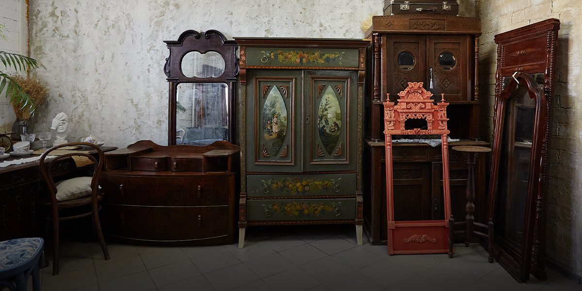 Резное зеркало в коралловом цвете, расписной шкаф XIX века и старинное пианино в сокровищнице реставратора