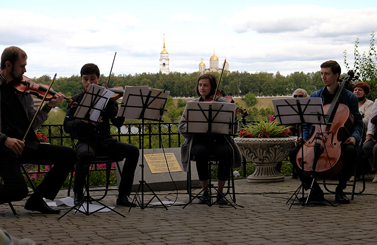 Концерт в рубашках и олимпийках. Музыканты выступают под открытым небом
