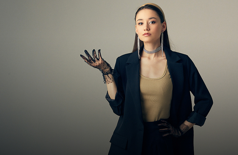 «Брюлики я очень люблю»: три look`а певицы Софьи Молдалиевой для выступлений и не только