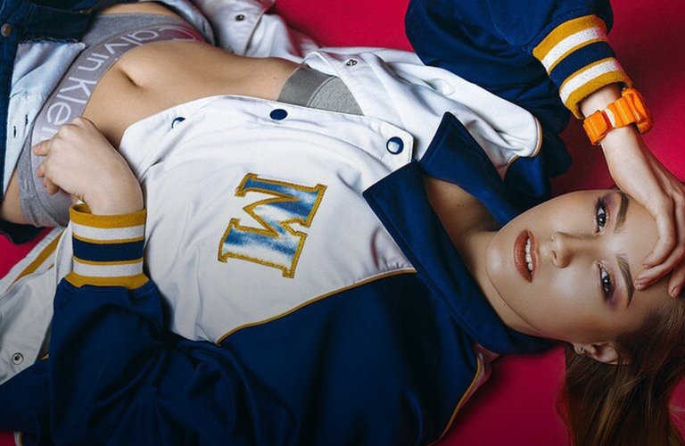 Модель Александра Фадеева и ее страсть к кроссовкам и массивным цепям