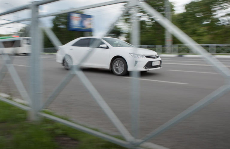 Областной центр «озаборили». Чем можно было заменить пешеходные ограждения 