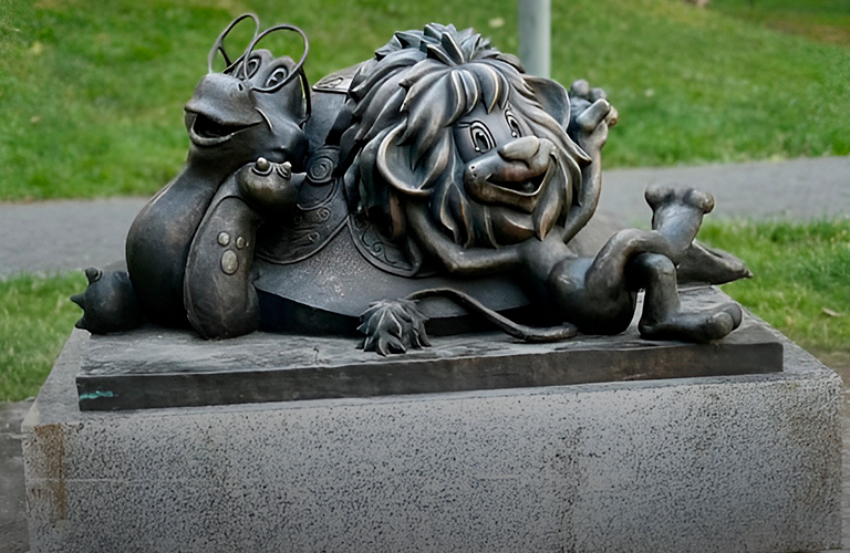 Владимирские скульпторы оживили культовых героев детства для одного из дворов Москвы