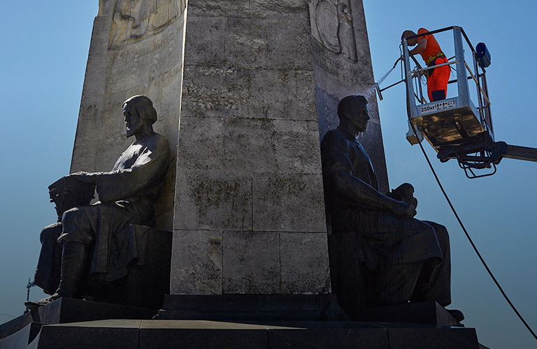 «Трех лентяев» помыли. Монументу на Соборке устроили «банный день»