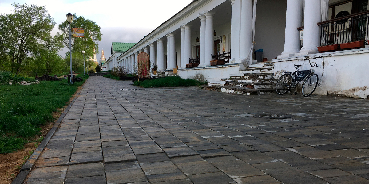 Перезарядка! В центре Суздаля ремонтируют плитку, положенную в 2019-м году