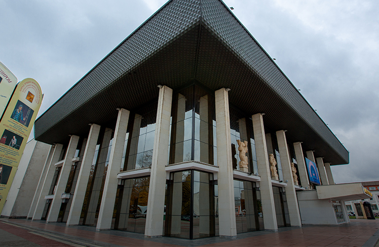 Игра на чужой сцене. Драмтеатр все же откроет сезон