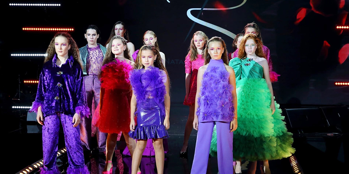 Парча, кружева и перья: коллекция владимирского дизайнера блистала на показе в столице
