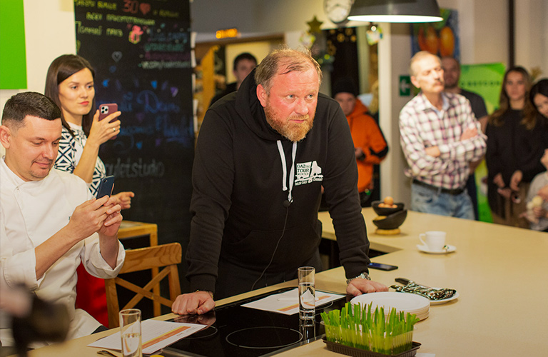 Ивлев заплатил горожанке 50 000 рублей за «Сельдь под шубой»