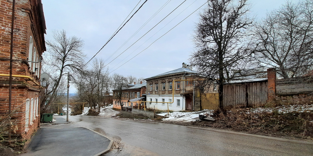 Купеческие особняки и деревянные терема. Контрасты Летне-Перевозинской улицы