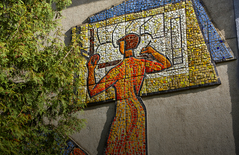 Стены зданий с сюжетами и орнаментами: мозаичные панно во Владимире, которые еще не исчезли