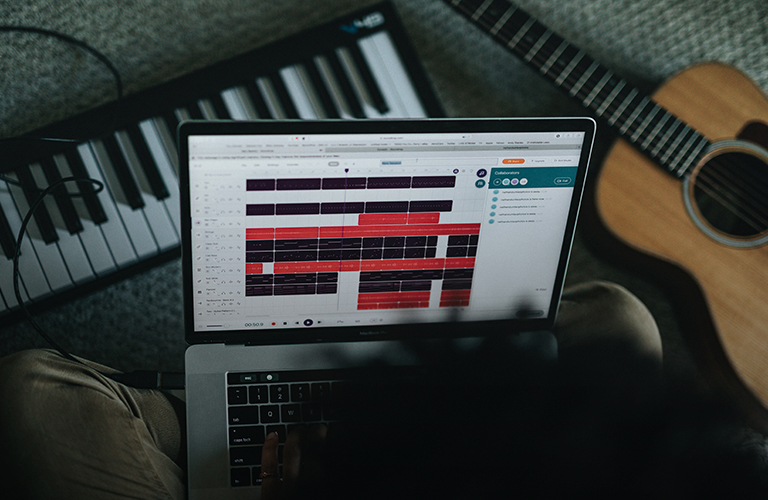 Кантри рэп и нейросетевое техно в свежей подборке летних релизов