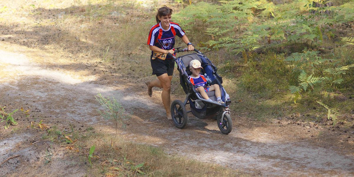 Пробежала босиком с детской коляской в лесу! Мама из Владимира вновь установила мировой рекорд