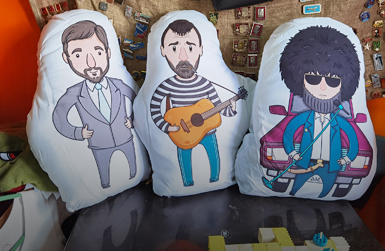 Подушка-антистресс с известными владимирцами и не только. Необычные сувениры местного производства