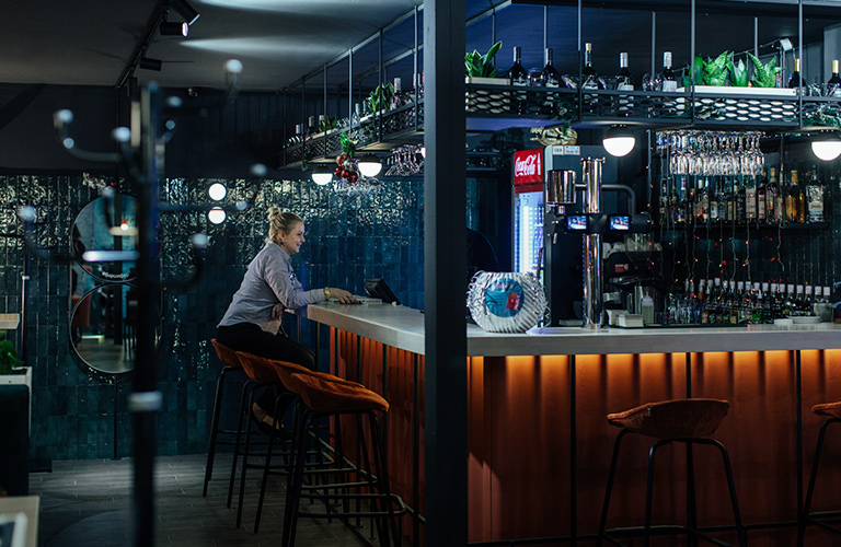 Барная стойка и стены из шифера: чем удивит владимирцев новое кафе?