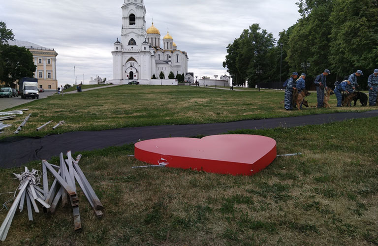 Дерзко и бесстыдно. Сердце Владимира разбила поливальная машина