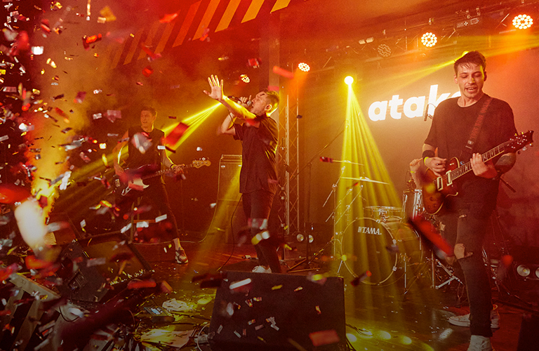 Лазерное шоу, залп из конфетти и татуировки в подарок: фотоотчет с сольника ataka во Владимире