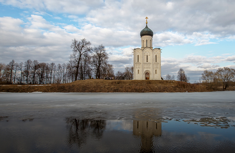 Крадущиеся фотографы, купающиеся собаки и экскурсии на лодках: разлив Нерли в Боголюбово