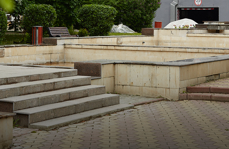 Каскад у Торговых рядов скоро «оживет»: проверяем состояние городских фонтанов