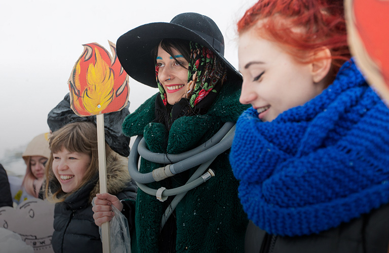 Мусорный карнавал и концептуальный подарок для всех влюбленных