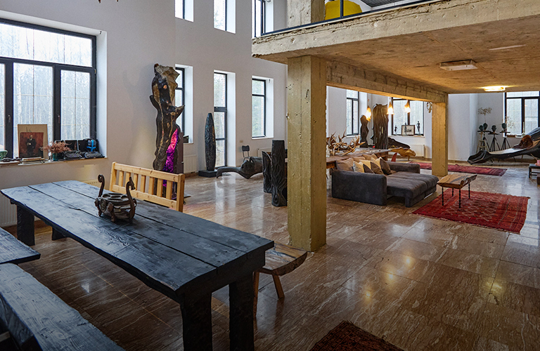 Дом-галерея с космолюстрами и тотемами. Как живет московский скульптор Николай Лавданский в Киржачском районе?