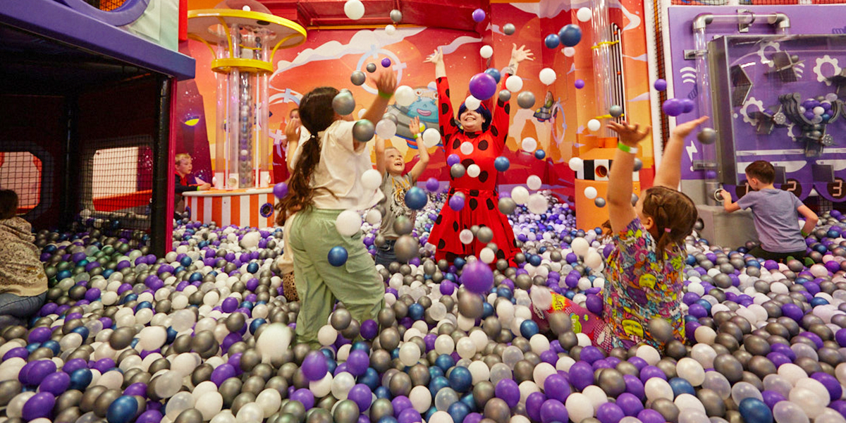 Неоновое шоу из бумаги и квизы. Готовимся к детским выпускным в Активити-Парке «Полярис»