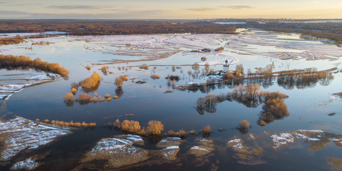 Зима и весна встретились возле Покрова на Нерли: завораживающие кадры разлива в Боголюбово